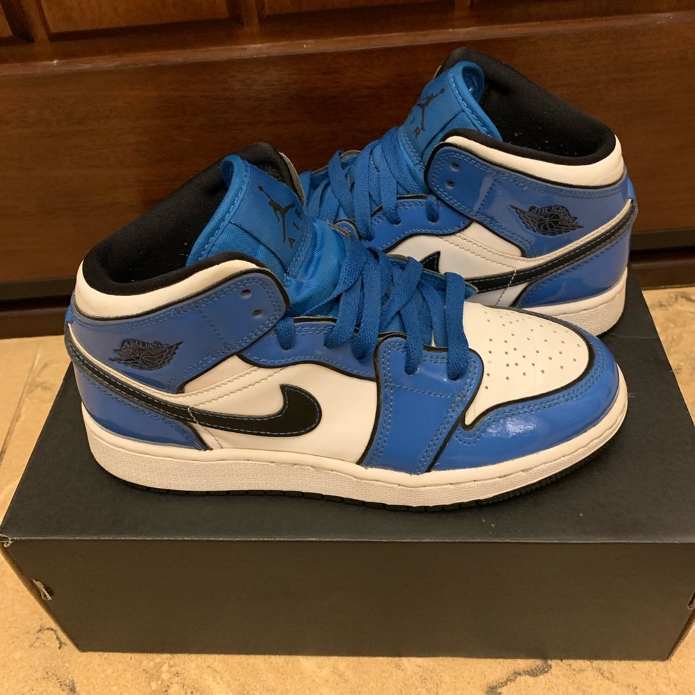 Jordan 1 Blue Mid SE. Size 5 Youth